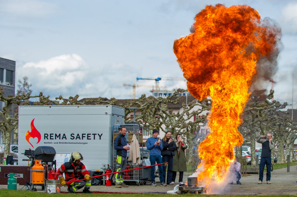 Kontrollierte Feuerdemonstration bei einer Brandschutzübung von Rema Safety